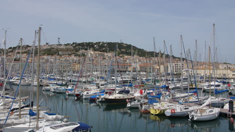 Barcos-En-El-Puerto-De-Sete-Embarcaciones-Atracadas-Mont-Saint-Clair-En-Francia-De-Fondo